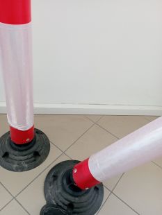 Słupek parkingowy blokujący SPRINTBACK | PCV, 75 cm, na stopie, uchylny